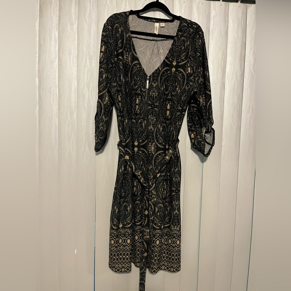 Elegant Black and Gold Patterned Dress